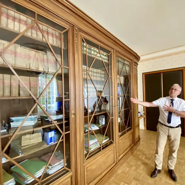 photo dans le bureau sous-préfet, le bureau de joseph caillaux et une magnifique bibliothèque.  ©  archives ml