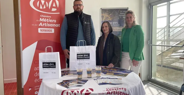 photo  françois-xavier mille, élu à la chambre des métiers et de l’artisanat de normandie, agnès de la soudière, restauratrice de céramique à montchevrel, et stéphanie choplin, assistante de direction à la cma, se préparent à la 19e édition du salon métiers d’arts, métiers passion, du 26 au 28 septembre 2025, à la halle au blé d’alençon (orne).  &copy;  ouest-france 