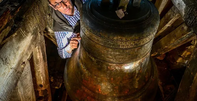photo  le maire d’avoise antoine d’amécourt en haut du clocher où adélaïde, réparée, a repris sa place.  &copy;  photo le maine libre - yvon loué 