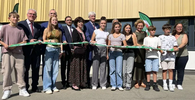 photo  la ferté-bernard, 19 septembre 2025. les collégiens de georges-desnos ont coupé le ruban avec les différents partenaires et financeurs des travaux.  &copy;  le maine libre 