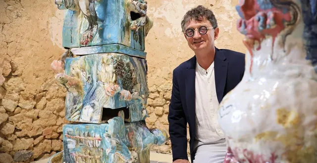photo  éric dos santos, ici au milieu d’œuvres du céramiste josselin métivier, lance sa deuxième exposition de la saison, dans sa galerie, à parcé-sur-sarthe.  &copy;  ouest-france 
