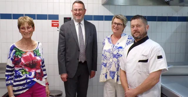 photo  de g. à d. : claudette simon, yves-marie hervé, maire, nathalie acard, pascal egon.  &copy;  le maine libre 