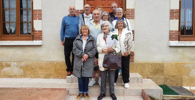 photo  la maîtresse (à droite au premier plan) a retrouvé ses élèves.  &copy;  le maine libre 