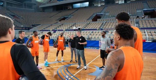 photo  les joueurs du msb à l’entraînement sur le central de roland-garros.  &copy;  msb 