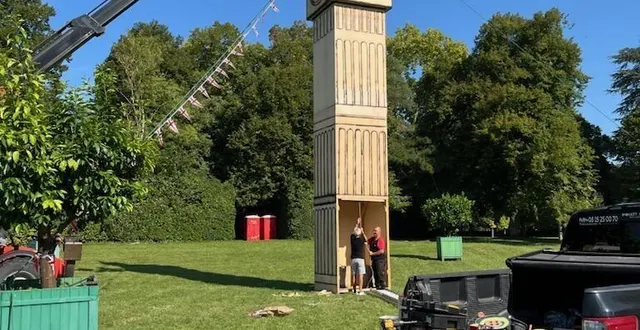 photo  la réplique de big ben, installée dans le parc du château de juigné, mesure 14 mètres.  &copy;  rétromobile club 