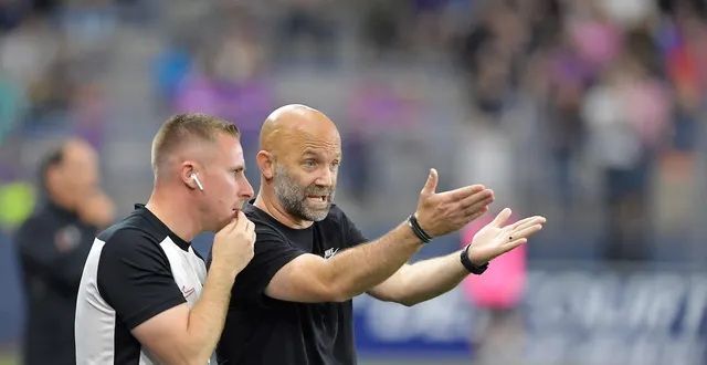 photo  maxime d’ornano (à droite), ici en pleine discussion avec son adjoint alexandre raullin lors de la rencontre face à valenciennes (0-0), vendredi 19 septembre 2025 au stade michel-d’ornano.  &copy;  guillaume marie 