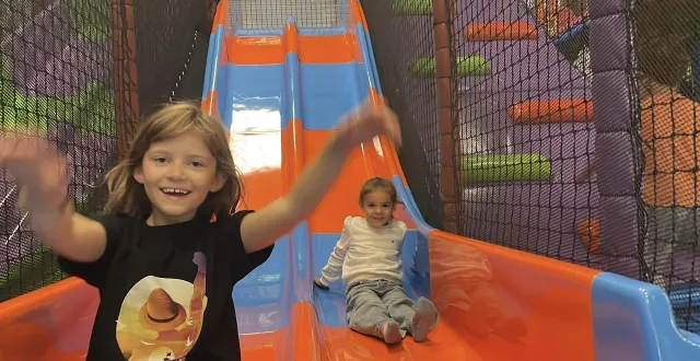 photo  sasha, 8 ans et demi, et marie, 3 ans, testent l’un des deux toboggans de la structure.  &copy;  ouest-france 