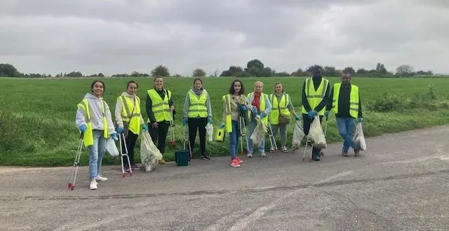 photo  les stagiaires de la boîte aux lettres ont mené une opération de nettoyage des rues, à alençon (orne), jeudi 18 septembre 2025.  &copy;  photo fournie par la boîte aux lettres 