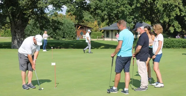 photo  on peut découvrir le putting lors du trophée malhaire organisé par le rotary club au golf de sablé-solesmes.  &copy;  archives ouest-france 