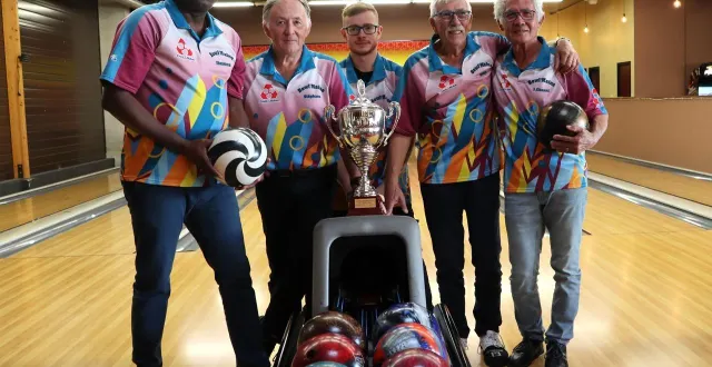 photo  ibrahima touré et des licenciés du club bowl’maine de sablé-solesmes, réunis autour du trophée de la sarthe, remporté en 2025.  &copy;  ouest-france 