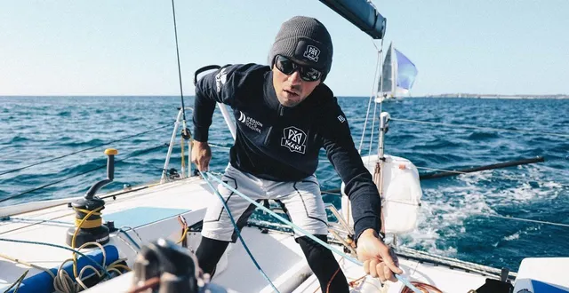 photo  hugo cardon heureux mais épuisé avant d’attaquer la troisième étape de la solitaire du figaro.  &copy;  noémie catalano 