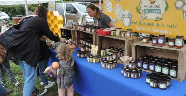 photo  de nombreux stands comme celui de cette apicultrice attendaient les visiteurs.  &copy;  co 