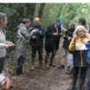 photo  sous la conduite d’amélie boursier (à gauche) dans les sentiers de la forêt, les participants ont recueilli un peu de terre, des brindilles, de la mousse. 