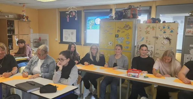 photo  les six élèves (dans le fond de la classe) et leurs professeures ont assisté à un cours d’arts appliqués avec la classe de terminale assp.  &copy;  le maine libre 