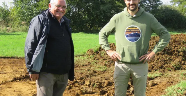 photo  joël juillet (à gauche), adjoint chargé de la commission environnement, et manuel plantive, chargé d’étude environnement au cpie vallées de la sarthe et du loir.  &copy;  le maine libre 