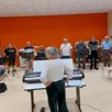 photo  la chorale à travers chants en pleine répétition avant le prochain concert du 28 septembre. 