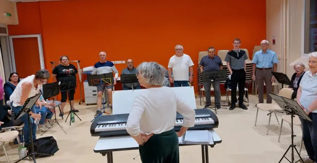 photo  la chorale à travers chants en pleine répétition avant le prochain concert du 28 septembre.  &copy;  le maine libre. 