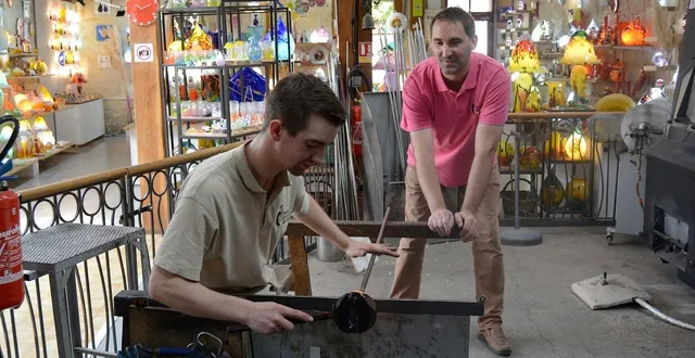 photo  nicolas pinquier, artisan verrier dans son atelier. au premier plan, romain martin, meilleur apprenti de france en soufflage de verre, triplement médaillé d’or.  &copy;  ouest-france 