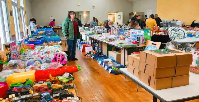 photo  les bourses aux jouets et les bourses aux vêtements sont de retour.  &copy;  archives le maine libre 