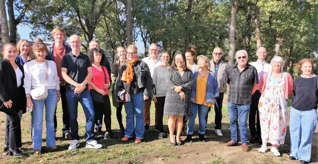 photo  l’équipe pédagogique, ici aux côtés du président du sivu gestionnaire, christian vernet, élu de ruaudin, jérôme duchesnay, le directeur, et grazziella gauffny, agent administratif, le jour de la rentrée le lundi 1er septembre 2025 à l’éolienne d’arnage.  &copy;  le maine libre 