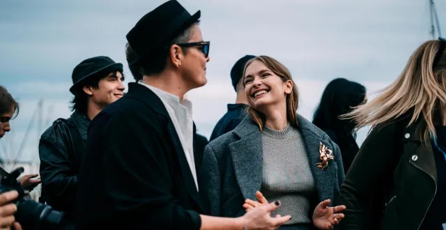 photo  la comédienne camille razat et la réalisatrice virginie sauveur au photocall de la série disney+ 