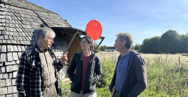 photo  bernard lemonnier, président du collectif le temps des merises, claude boursier et dominique trichard, membres investis, sur les premières terres achetées de la chapelle-saint-aubin.  &copy;  ouest-france 
