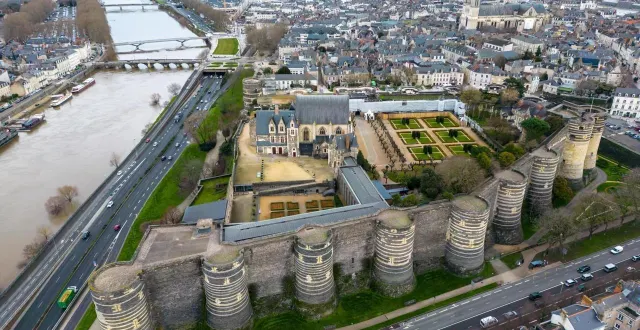photo  vous le voyez, là, au premier plan ? le château d’angers peut s’enorgueillir d’avoir réalisé une belle performance pour les journées européennes du patrimoine.  &copy;  archives ouest-france / franck dubray 