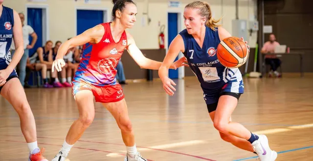 photo  la capitaine coulainaise lambert (en bleu) a porté son équipe pour tenter de battre les nantaises.  &copy;  dominique breugnot, ouest-france 
