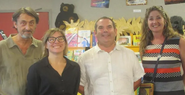 photo  thierry dupont, bibliothécaire, aurélie fontaine, responsable des programmes, jérôme foyer, maire, et karine poulalion, première adjointe.  &copy;  ouest-france 