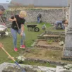 photo  le chantier participatif au cimetière de mûrs. 