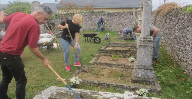 photo  le chantier participatif au cimetière de mûrs.  &copy;  ouest-france 