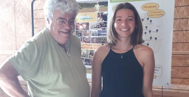 photo  yves bouchet, coprésident, et flore allaès, jeune administratrice de l’amap, présentant les portes ouvertes lors du récent forum des associations.  &copy;  ouest-france 