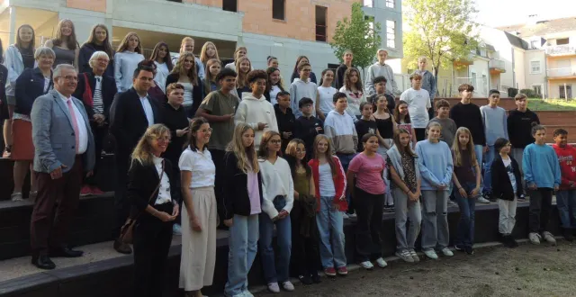 photo  les collégiens reçus par la municipalité au théâtre de verdure.  &copy;  ouest-france 