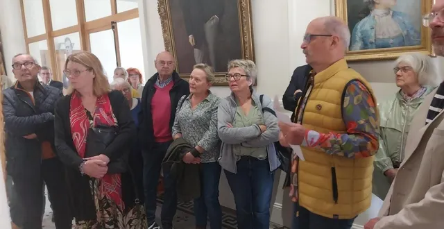 photo  avec les explications de michel louvel, historien fertois (à droite), le public s’est passionné pour la découverte les tableaux du musée municipal, sans oublier la frise de la poste.  &copy;  ouest-france 
