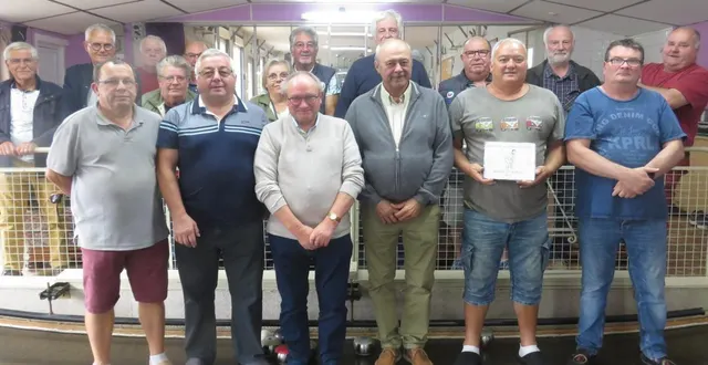 photo  le robert et marcel est un challenge fédéral organisé par la fédération française de boule de fort. le secteur 16 a récemment procédé aux épreuves qualificatives. 23 équipes représentants douze sociétés sur 16 de loire authion se sont engagées et, en finale, sur le jeu très technique des laboureurs de la daguenière, fred rousseau et yannick david du laboureur de la bohalle se sont imposés face à jean-louis ezéchiel et jean leseigneur du centre de corné (12 à 5). daniel dabin et gérard pinon des cultivateurs de brain-sur-l’authion et michel grosbois et jean-claude chenuau des groies d’andard se contentent des accessits. la phase finale aura lieu à saumur les 15 et 16 novembre.  &copy;  co 