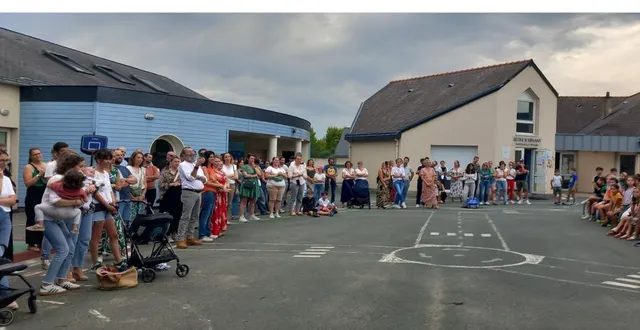 photo  vendredi 19 septembre, l’école saint-venant a accueilli familles et enfants pour la fête de la rentrée. « un moment joyeux qui a marqué le lancement de l’année scolaire et la présentation des nouvelles familles », indique mathilde moreau, cheffe d’établissement. les élèves ont entonné plusieurs chants et la fête a permis de dévoiler le fil conducteur de l’année : « à saint-venant, mettons les voiles vers la mer et ses richesses », un thème qui accompagnera les projets pédagogiques des prochains mois. en clôture, l’ensemble de la communauté a interprété « santiano ». ce temps fort a été l’occasion de présenter les nouvelles familles et de rappeler le rôle de l’apel et de l’ogec.  &copy;  co 