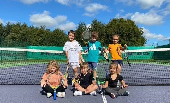 photo  les jeunes joueurs profitent des trois courts en extérieur. ils ont été entièrement rénovés par la commune.  &copy;  le maine libre 