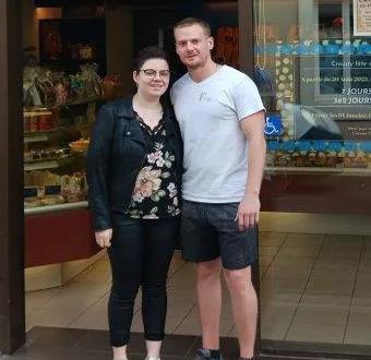 photo  laurelyne rocheteau et florian giraudeau devant la boulangerie de la rue carnot.  &copy;  ouest-france 