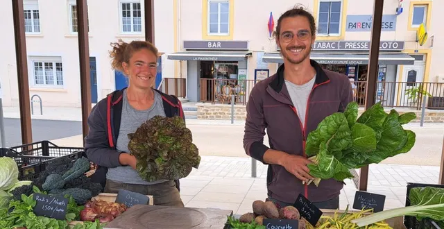photo  clara feldmanstern et florian adam  accueillent la clientèle à la ferme et sur le marché.  &copy;  ouest-france 