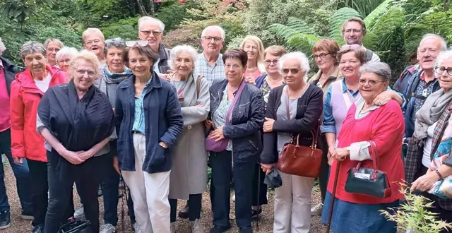 photo  michel berrou (au centre) en compagnie des « voisineurs » et de catherine lambert et cécile bayle de jessé au premier plan.  &copy;  ouest-france 