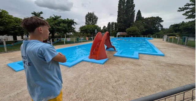 photo  la météo aura été favorable à la saison 2025 de la piscine municipale. de juillet à août, 2 633 entrées (contre 2526 en 2024) ont été enregistrées. « nous avons eu aussi de très bons retours sur le personnel d’accueil », confiait le maire, pierre ouvrard, lors du bilan de ces deux mois d’ouverture. le premier élu a lancé une réflexion au travers une réunion de travail pour faire évoluer le bâtiment d’accueil du public et les espaces verts.  &copy;  ouest-france 