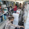photo sandra vaupré et emilie marie, les bibliothécaires, en pleine sélection à sarthe lecture.