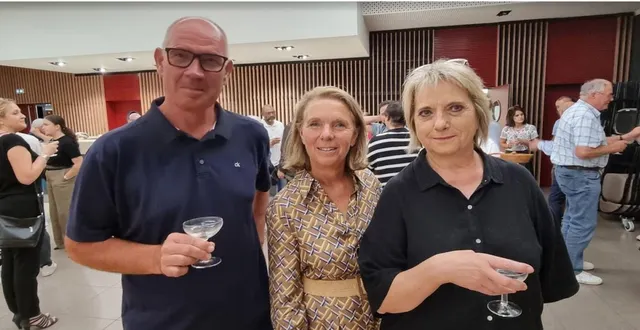 photo  brigitte et cyriaque, ici accompagnés de la maire véronique cantin, ont décidé de revendre leur maison neuve de saint-jean-d’assé pour revenir faire construire à neuville.  &copy;  ouest-france 