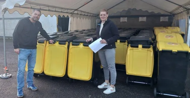 photo  arnaud choplain (à gauche) responsable du pôle environnement et développement durable de l’orée de bercé belinois et émilie le goff distribuent les bacs.  &copy;  ouest-france. 