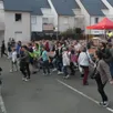 photo  c’est dans la rue, samedi après-midi, que le centre socioculturel du rabelais a lancé sa nouvelle saison culturelle. les bénévoles du centre ont organisé des ateliers pour petits et grands, afin que chacun puisse découvrir le programme de la saison à venir. « venez les voisins, descendez ! », a lancé au micro justine evrard, référente vie sociale. en soirée, près de 80 personnes étaient rassemblées autour du podium, pour participer au spectacle «superbes», animé par le collectif group berthe. 