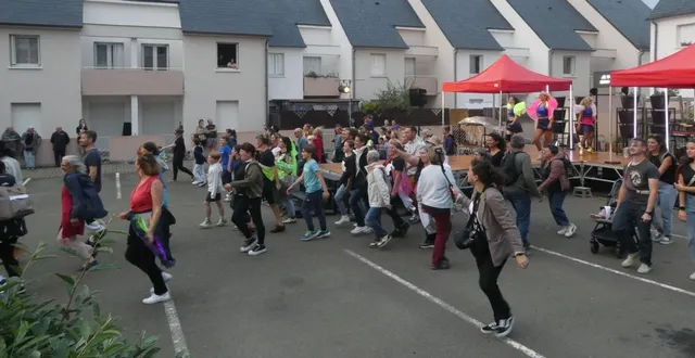 photo  c’est dans la rue, samedi après-midi, que le centre socioculturel du rabelais a lancé sa nouvelle saison culturelle. les bénévoles du centre ont organisé des ateliers pour petits et grands, afin que chacun puisse découvrir le programme de la saison à venir. « venez les voisins, descendez ! », a lancé au micro justine evrard, référente vie sociale. en soirée, près de 80 personnes étaient rassemblées autour du podium, pour participer au spectacle «superbes», animé par le collectif group berthe.  &copy;  ouest-france 