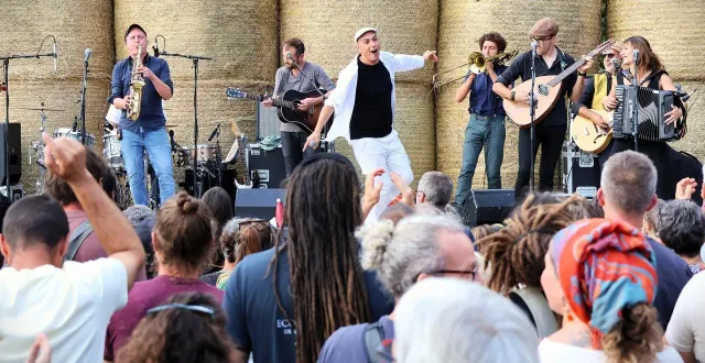 photo  le chanteur hk et son groupe de musiciens les saltimbanks ont mis le feu avec leur « bal paysan » en clôture du posti’trucs, dimanche en fin d’après-midi, à courtillers.  &copy;  ouest-france 