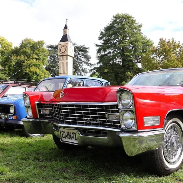 photo une rutilante cadillac aux côtés d’une peugeot « 4l » et d’une renault « super 5 ».  ©  ouest-france