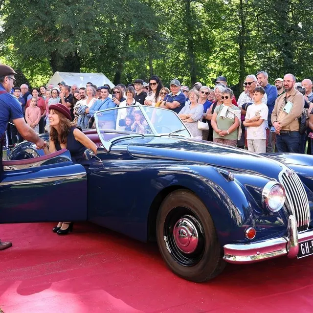 photo monsieur aide madame à descendre de la jaguar "xk140" : c’est l’équipage vainqueur du concours d’élégance.  ©  ouest-france