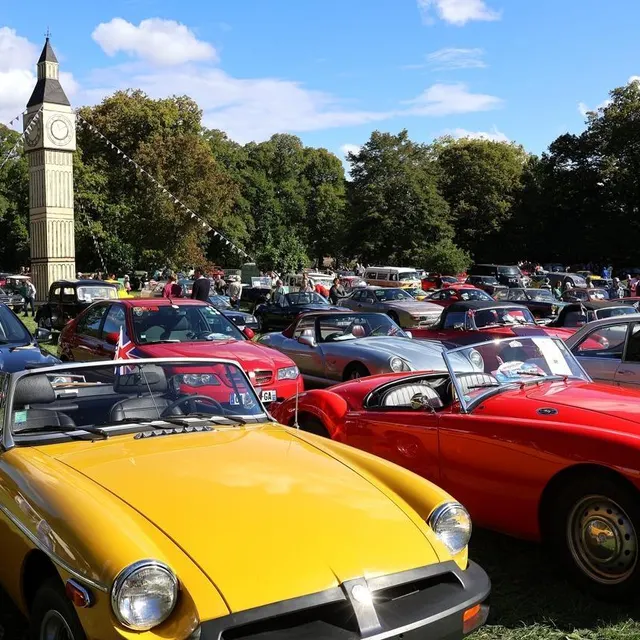 photo la météo était radieuse, dimanche après-midi, pour admirer les bolides alignés dans le parc du château de juigné-sur-sarthe.  ©  ouest-france